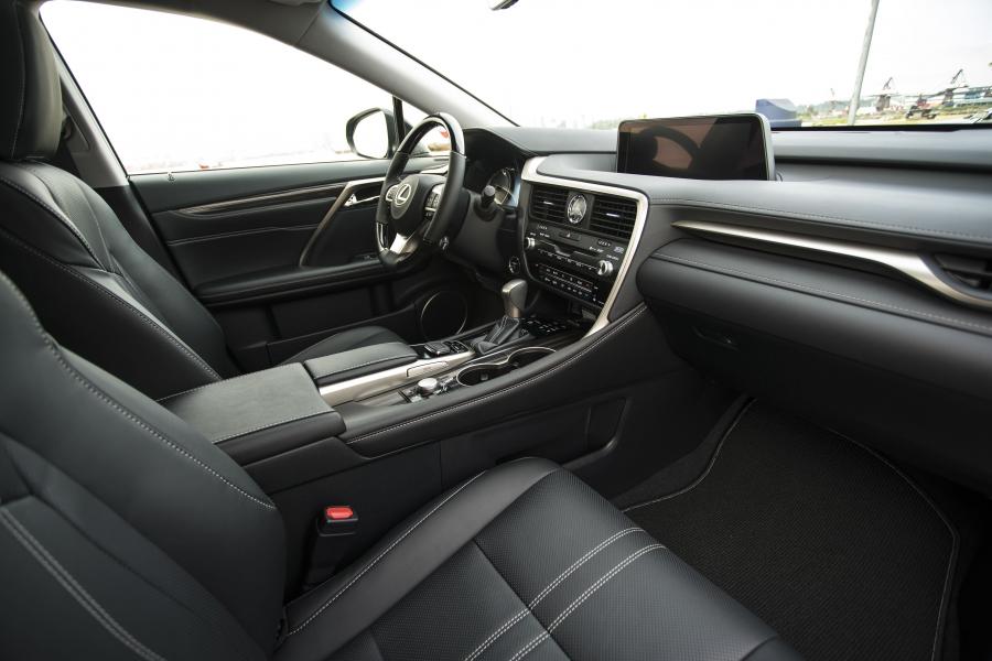 Интерьер Lexus RX450hL 2018 года  (NA) (фото 5 из 24)